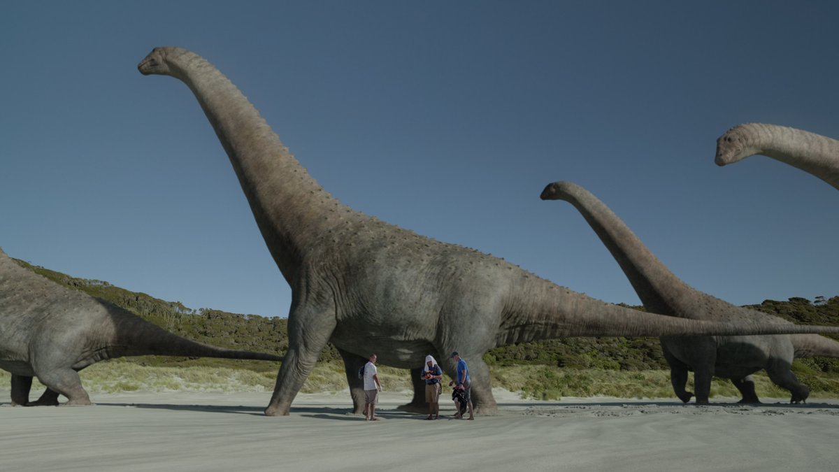 I also slightly adjusted the size of the people in the frame with Alamosaurus. In many images, human growth is no higher than the knee of this sauropod. Therefore, it seemed appropriate to me to reduce the size of the people a little.