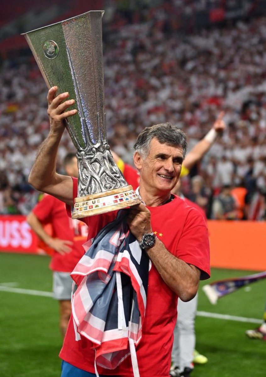 📸 IMAGEN 🔝

Qué bonito es ver a un entrenador 🇪🇸 levantar un título europeo‼️

No nos cansaremos de repetirlo… 𝐄𝐍𝐇𝐎𝐑𝐀𝐁𝐔𝐄𝐍𝐀 𝐂𝐀𝐌𝐏𝐄𝐎́𝐍 👏👏👏

#EntrenadorRFEF | #UELfinal