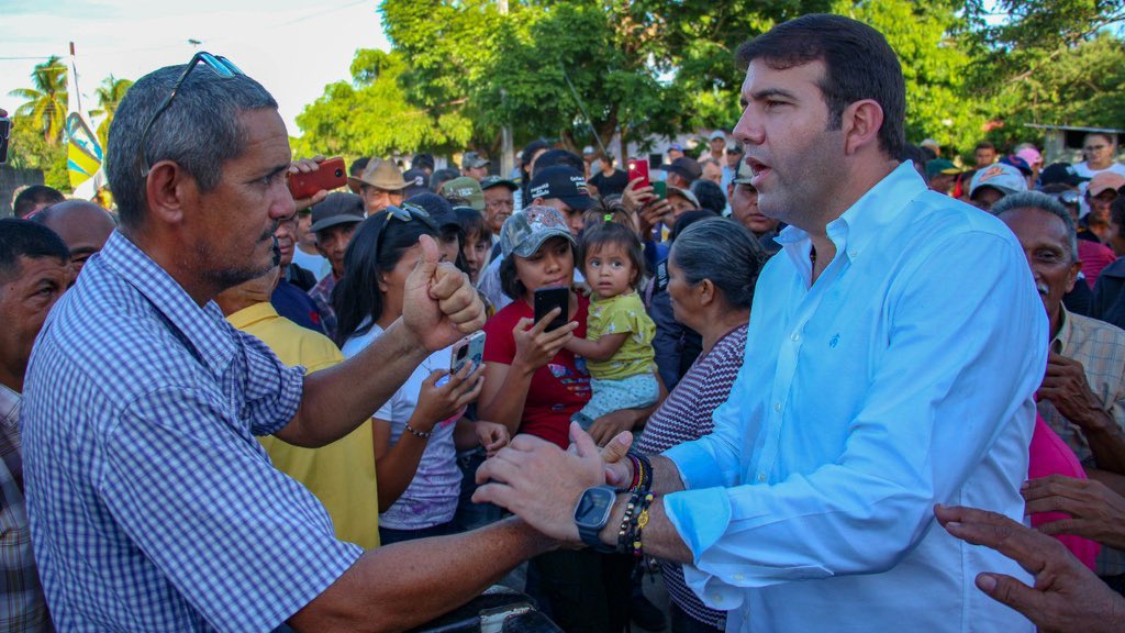 Culminamos este día de recorrido en Apure, en la localidad del Samán, Mcpio. Achaguas.

Agradecidos con este pueblo por tanto cariño y alegría, no nos rendiremos  hasta tener una Venezuela con oportunidad y futuro #DemosElPrimerPaso 🇻🇪