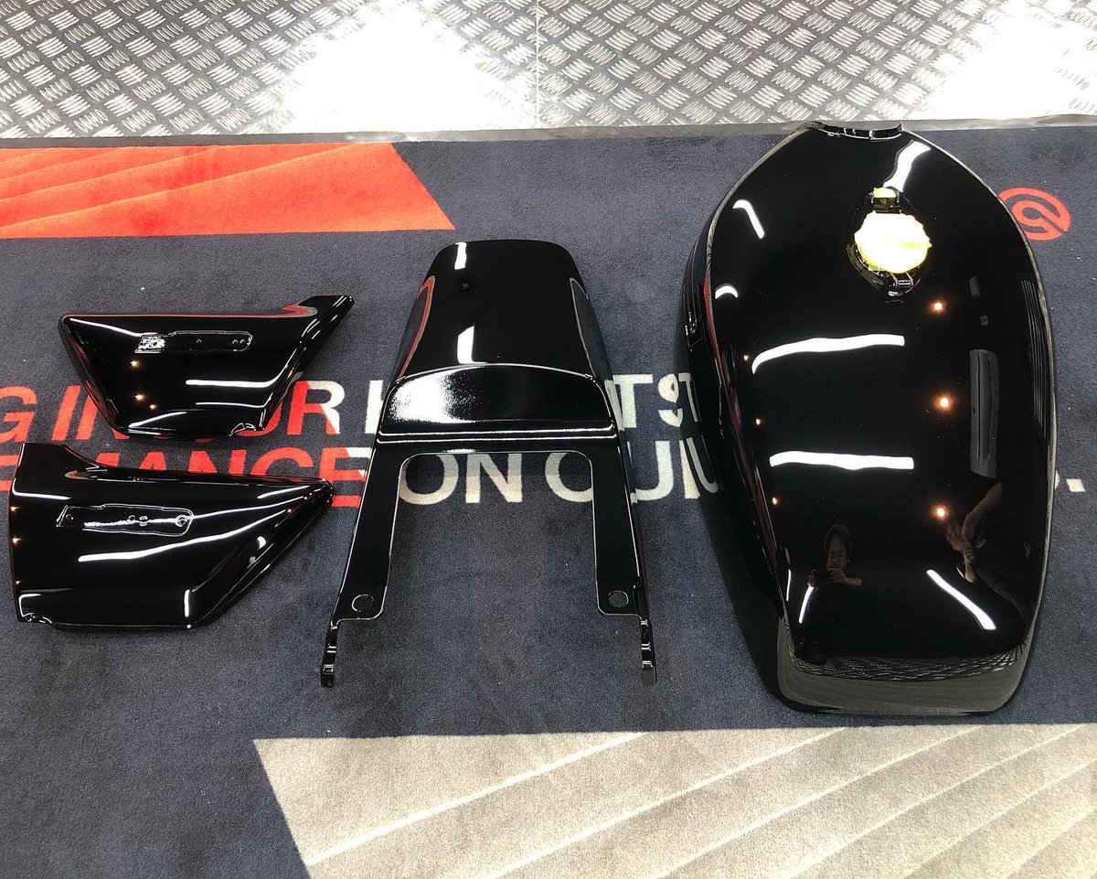 yebisu_moto's tweet photo. 参考CR-1ガラスコーティング パーツ単品施行価格(親水液洗浄、脱脂作業を含む/ポリッシャー作業は別途費用)
1977年 Z650 B1
フューエルタンク 11550円(税込)
サイドカバー 1枚 1403円(税込)
テールカウル 5115円(税込)
#cr1 #glasscoating #kawasaki #z650 #エビスモータース https://t.co/HQy0FFLwAw