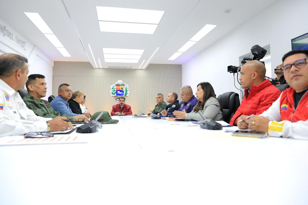 NicolasMaduro's tweet photo. Realizamos el balance de las afectaciones provocadas por las lluvias, de las que hemos estado muy pendientes, recibiendo reportes de los estados, municipios y localidades, para brindar el apoyo necesario al pueblo. Es la entrada de la primera onda tropical y está llegando la segunda. ¡Nos mantenemos atentos y atentas!