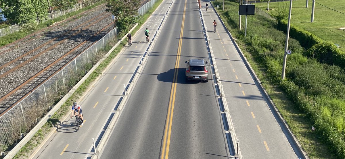 DenisCalnan's tweet photo. Weekday afternoon on Bayview, Toronto.  #biketo https://t.co/RU3dxo7Nuo