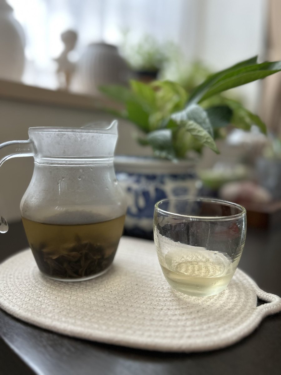 先日の鉄羅漢はその後水出しで。かなり色や味は薄くなってしまったけれどお風呂上がりに飲むと極上のお水です。
今日も焙煎がきいたものが飲みたくて凍頂烏龍茶を飲みます。
#中国茶　#台湾茶