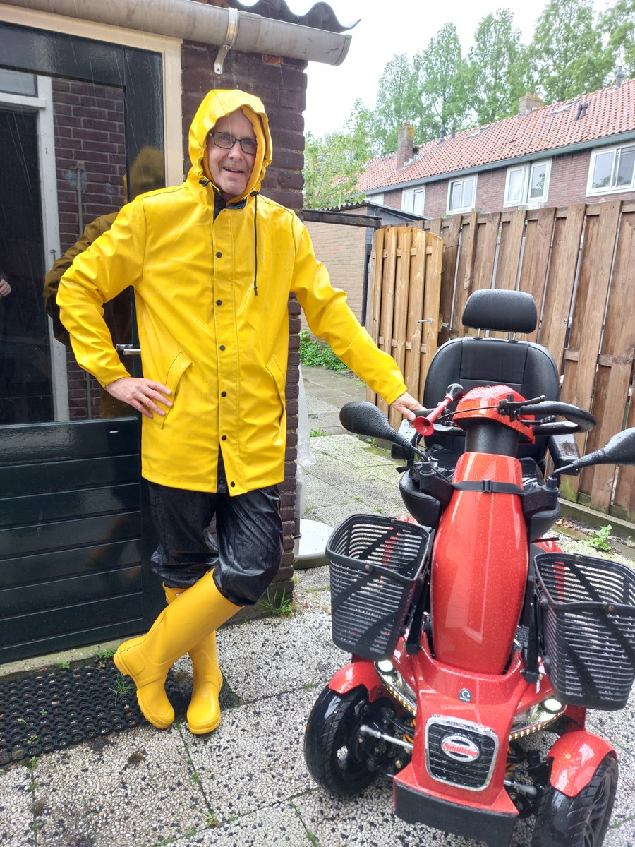 Still no new boots arrived so no new series. ☹️

So here are a few snapshots made on the 12th of May. It was raining cats & dogs! 🌧️⛈️☔️

#HunterBoots #HunterOriginals #Hunter #Original #Tall #Boots #Wellies #Awesome #Stunning #Fun #Stylish #BeSeen #Standout #DareToBeDifferent