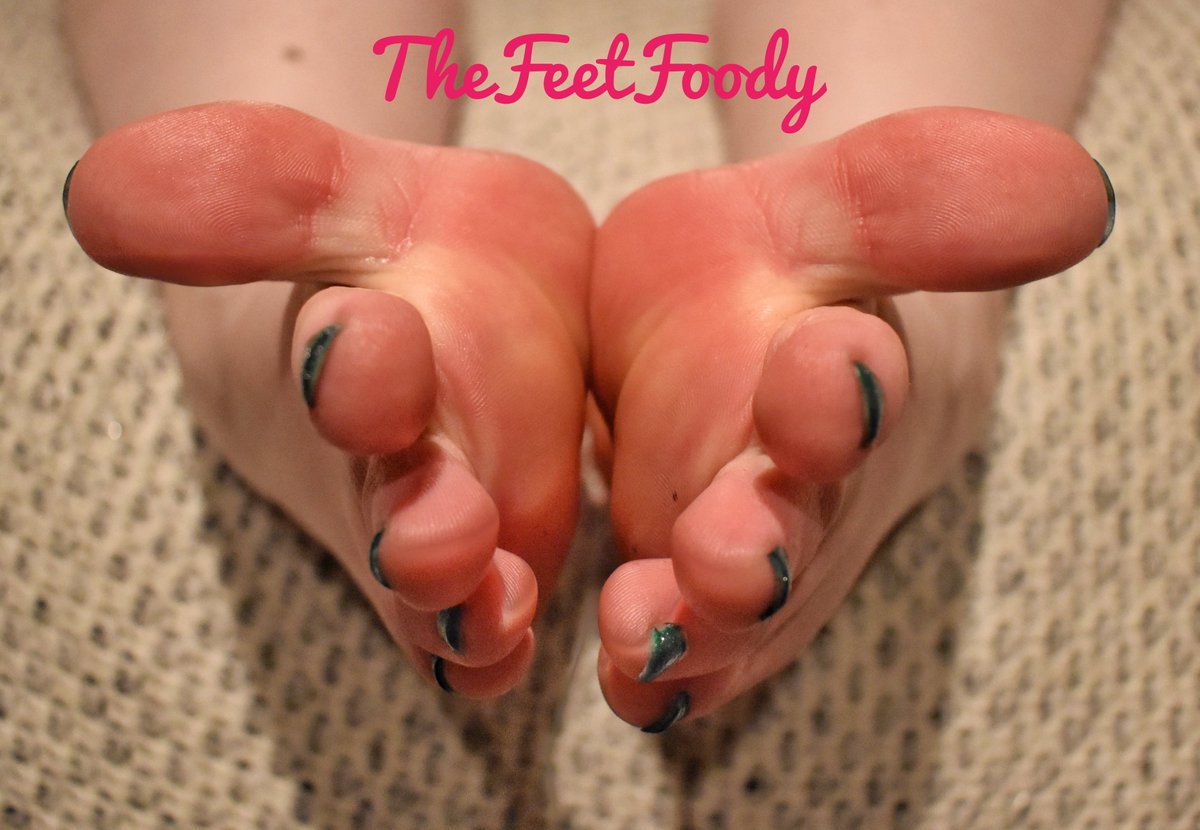 Feet_Foody's tweet photo. @feetandsoles5 @LunaLovebottom https://t.co/J4vE5N2QIQ