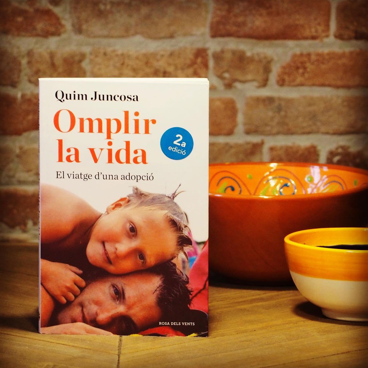 ferran_guallar's tweet photo. Soc poc de nens, ja ho sabeu. Per això, té molt mèrit que #OmplirLaVida d'en @QuimJuncosa m'hagi arribat tan endins. Les realitats sense embuts d'un procés d'adopció, narrades amb emoció i honestedat. Un gran testimoni. @penguinllibres https://t.co/4Ad3fNqP2C