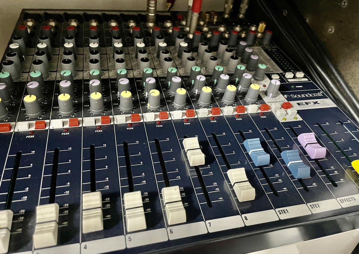 sekki_guitar's tweet photo. #soundcraft「#EFX8」

確か3万位だった記憶なんだけど、今公式10万オーバー実売6万近くするのね😅

これ、本当に名機

チャンネル詐欺も無いし（商品名8で入力モノ8ステレオ2は素晴らしい、他メーカーなら多分EFX12を名乗るw）

ミキサーの基本機能が過不足なくありレキシコンのエフェクトも積んでる https://t.co/7JeCnoWtvL