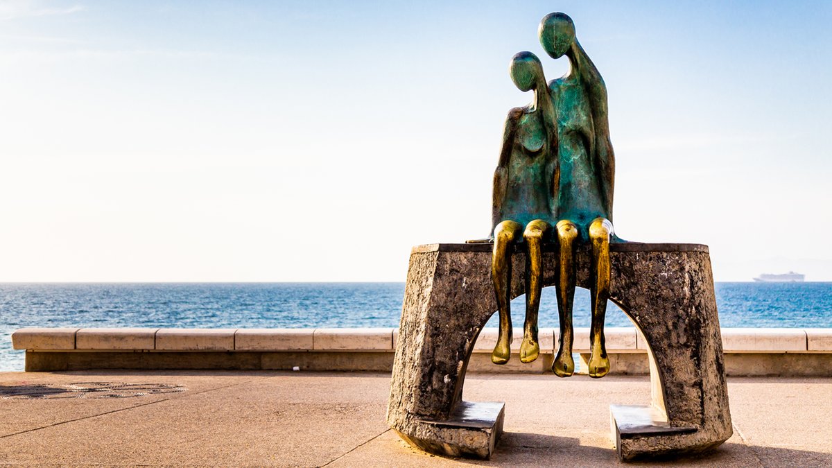 Si has paseado por el malecón de Puerto Vallarta, seguramente reconocerás esta escultura, Nostalgia, de Ramiz Barquet. Esta es una de las más antiguas de la zona pues ha visto los atardeceres en este puerto desde 1984, sin embargo, la historia detrás de ella comienza mucho antes.