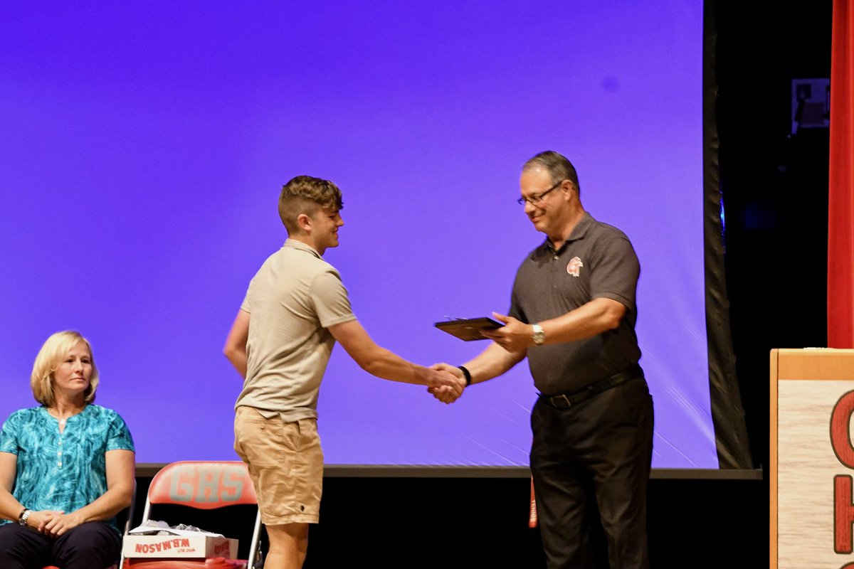 Isaac “Ike” Riddell accepts his second consecutive team MVP.  Go Eagles 🦅, Go Ike🎾