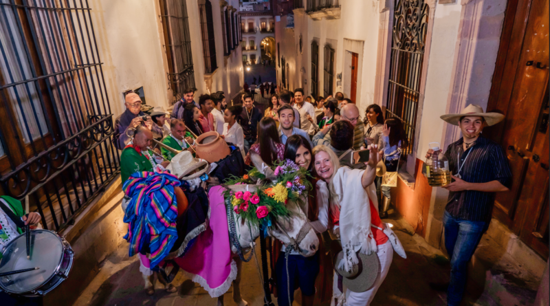 turitipsmx's tweet photo. 💃🕺La Fiesta Marcha en Zacatecas
Las célebres callejoneadas se han vuelto un fenómeno tan cultural como turístico en un destino donde la fiesta no para.
https://t.co/46Fo8OZBbk
#Turitips https://t.co/PnBLsZuDAs