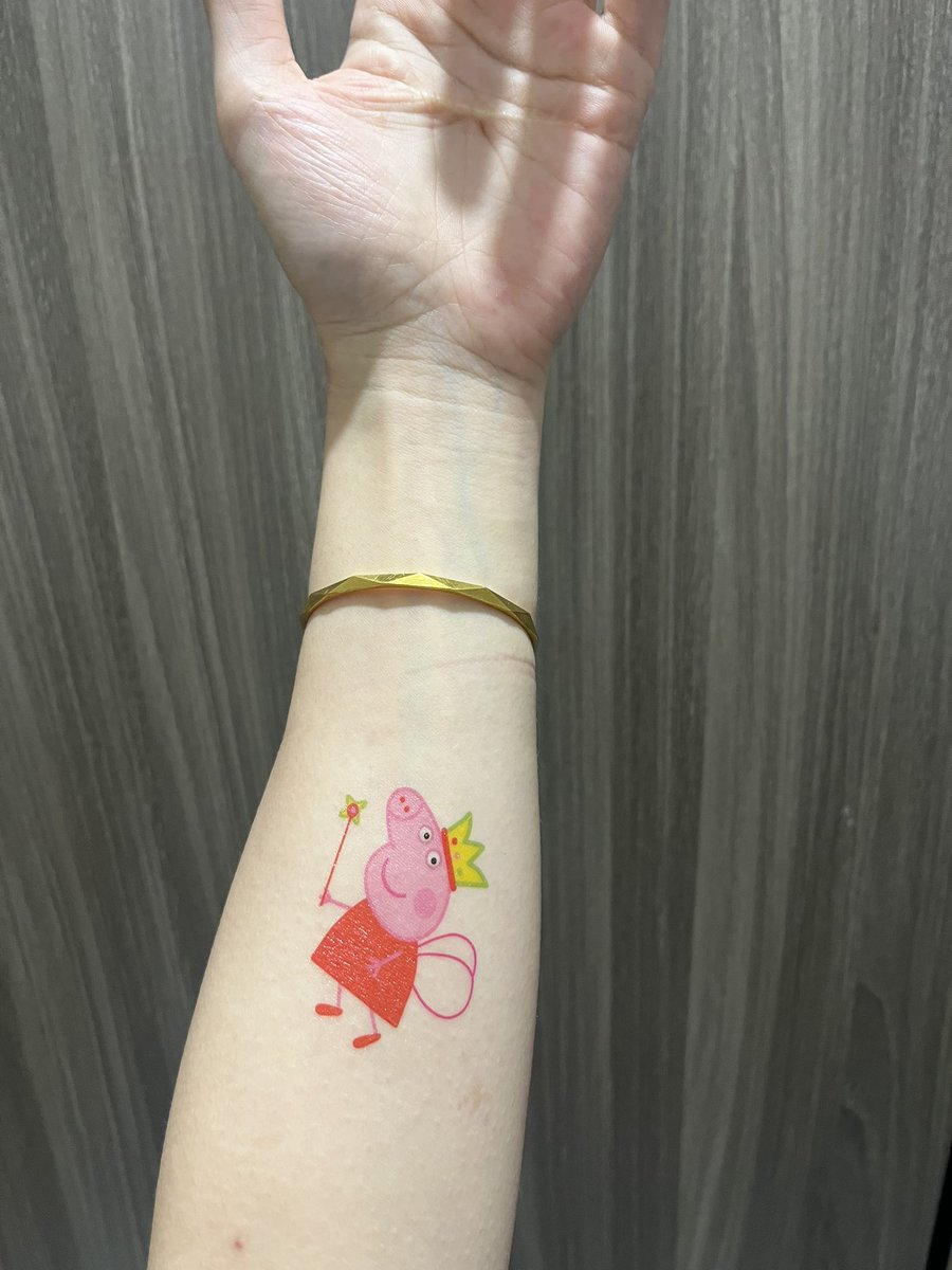 Cicigirl012's tweet photo. 咖啡店☕️老板送的小猪佩奇，嘻嘻嘻，儿童节快乐呀！ https://t.co/ExqFxXri2v