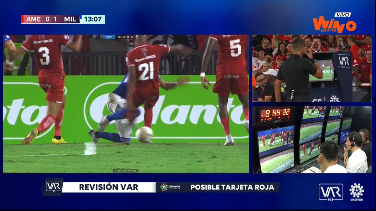 ElVarCentral's tweet photo. 🟥 ¿ERA ROJA? Jorge Duarte fue llamado por el VAR para revisar la patada de Velasco sobre Paredes. La jugada ya había parado pero el lateral de América lanzó una fuerte patada contra el rival que le movió la pelota. Yo estoy más con el VAR, la vi de expulsión #LigaBetplay https://t.co/Owq2xueKYY