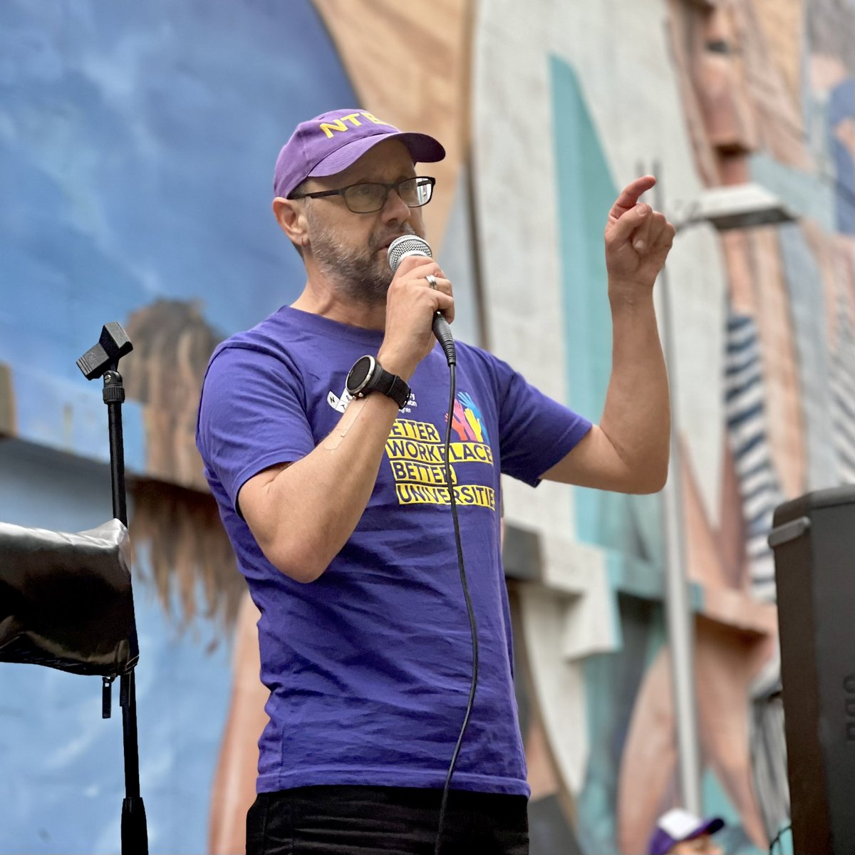 General Secretary <a href="/DamienCahill8/">Damien Cahill</a> at #UONStrike “When the Vice Chancellor attacks UON staff he’s attacking the entire [Newcastle] community. The only way you can do your job properly, and the only way that the uni fulfils its public role, is by investing in its staff.”