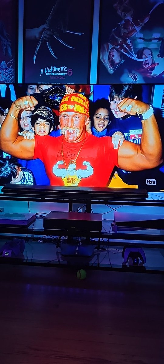 Boyyyyyyy Hulk Hogan pops up right after #AEWDynamite 

#HulkRules