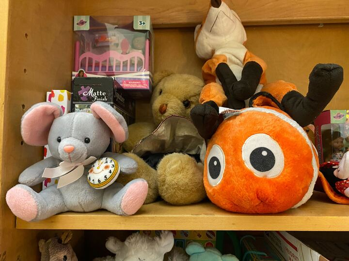 arunNYC's tweet photo. If you've wanted to help asylum seekers arriving in NYC, The Little Shop of Kindness opened today, across from Bryant Park. It's a lovely space, offering clothes, shoes, toys + books for kids -- they really need donations of underwear, menswear.
https://t.co/obpcDUQZfY https://t.co/Kpe20hrUon