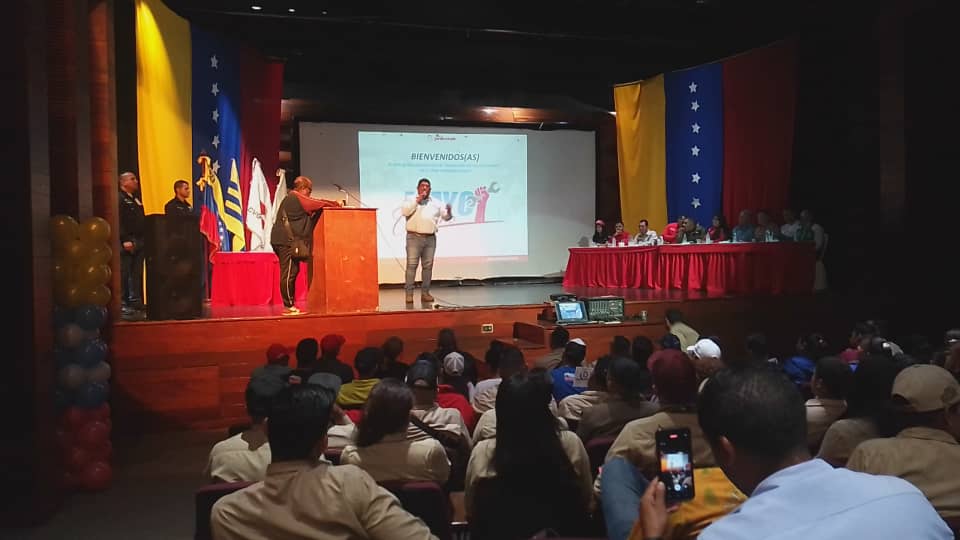 📅 #31Mayo | Movimiento Emprendedor Vzla. en el Edo. #Bolivar, participó en la entrega de reconocimientos a la Clase Obrera Joven que día a día contribuyen al desarrollo productivo de la nación con su esfuerzo, dedicación y trabajo.
#ElSurRenace
@EmprenderJVzla