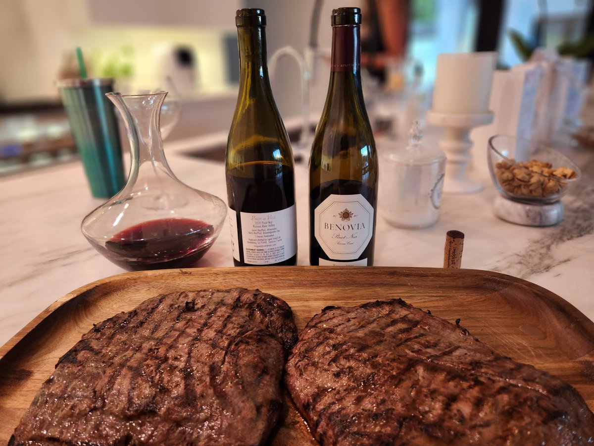 Feeling #pinot this #WineWednesday @BenoviaWinery @TonguedancerPN 

#bbq #steak #foodie #winetime
@WorldofPinot @suziday123 @WineFolly @damewine @wineworldnews @pinot_no1r @winewankers 

Cheers @SipINwithSimon