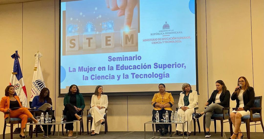 EscuelaInfUASD's tweet photo. Seminario “La Mujer en la Educación Superior, Ciencia y Tecnología. Destacada participación de la Mtra. Romery Alberto, Directora de la Escuela de Informática, en el panel titulado "Acceso de las Mujeres en las Carreras STEM en la Educación Superior". https://t.co/D2jhjbaAEn