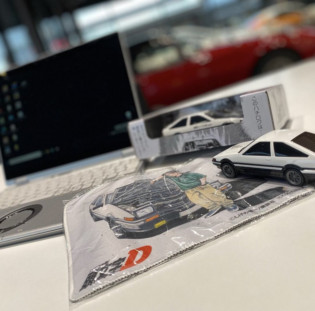 GR_mitointer's tweet photo. 新商品入荷🤩
TOYOTA AE86 型のマウス🐭
前期型と後期型の2種類😍
頭文字D仕様の特製マウスパッドも付属😎
スイッチを入れるとヘッドとテールライトが点灯✨

【頭文字D TOYOTA AE86 無線式マウス】
¥6,600（税込）

対応OS : Windows 11,10,8  Mac OS X,OS 11

これであなたも仕事中でもドリフト🤭 https://t.co/QACOTw3k6M