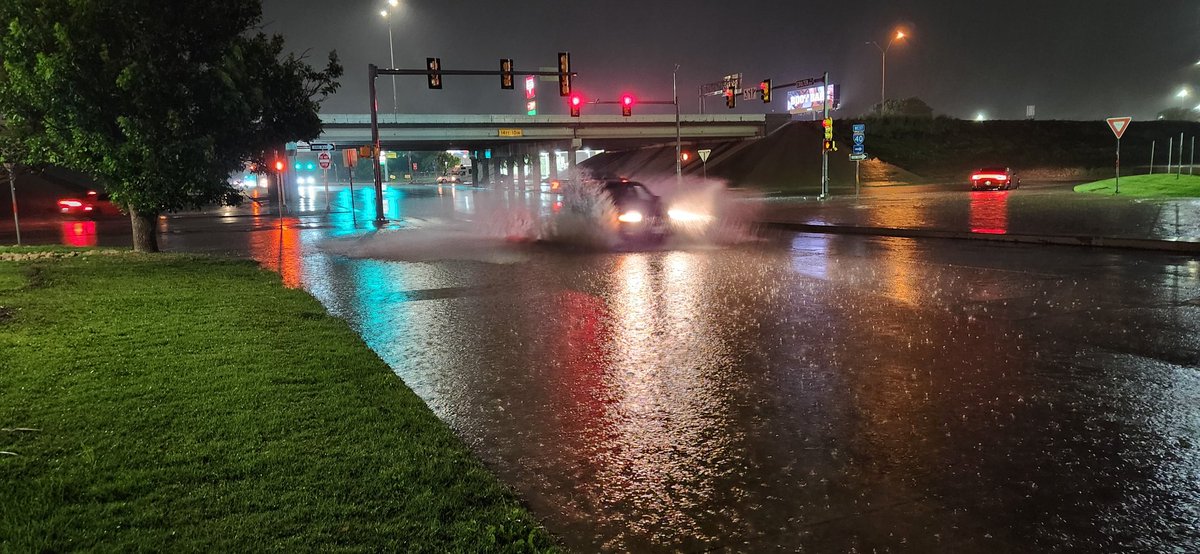 Counter_Search's tweet image. Flooding at 9:30PM under the overpasses at Bell &amp;amp; I-40, and Coulter &amp;amp; I-40. Roads are becoming unpassable. @NWSAmarillo @JohnHarrisWx @MariaPasillasTV #phwx #txwx