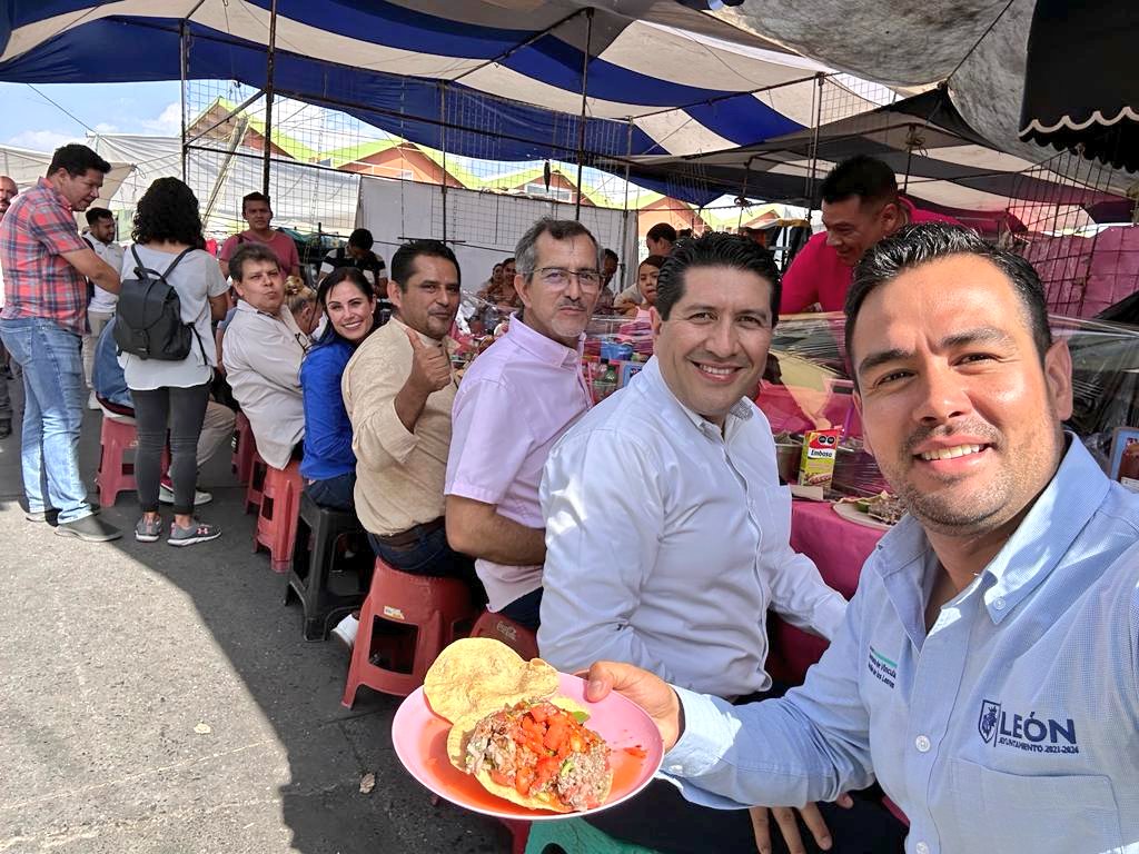 ¡Qué buenas tostadas 😋nos echamos en el mercado #CarroVerde! 
En equipo trabajamos y también disfrutamos de nuestro querido #León 🦁 una #CiudadVivaYVibrante #VivaLeón
#Miercoles
#DiaMundialSinTabaco