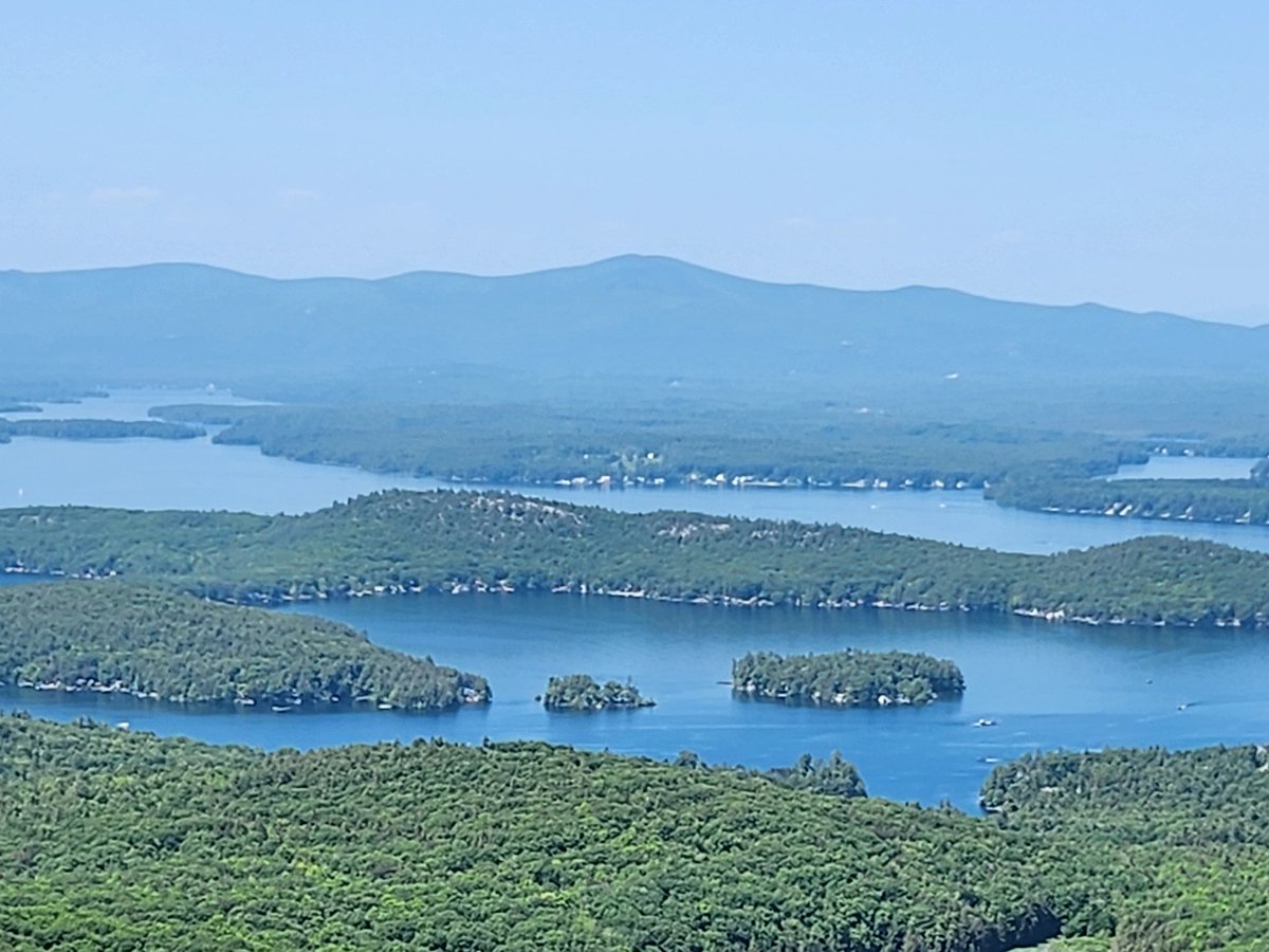 Jaredfornh's tweet photo. I love living in NH. It's hikes like this that make this place amazing. #mtmajor #winnipesaukee https://t.co/WDGVCzEatc