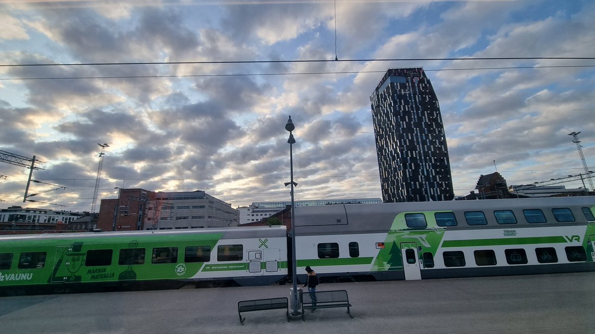 TommiHakala3's tweet photo. #junassa #työmatkat Jaahas, kukonlauluaikaan liikkeelle...siis aikaan kun @Jussi_Andelin on keittämässä padallista aamupuuroa pesueelleen ja @pekkasauri pohtii unettomana - aikataulusekoilevan #kanalagate kukon hiljentämistä, kävyillä heittelemällä. https://t.co/6gGZ0091Su