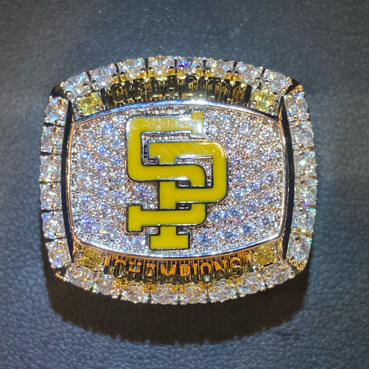 Our 2022 @CIFLACS Division 1 championship rings came in today! A testament to the hard work put in by our girls all year long to become 5-time champions! @BaronRings @latsondheimer @JamaalStreet @breezepreps @SBLiveCA @DamianCalhoun @renelopez19 @CalHiSports