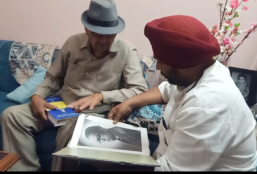 rtiindianews's tweet photo. जम्मू कश्मीर के बहुजन समाज में से सब से पहले इंजीनियर व बाबा साहिब के अनुयाई 83 वर्षीय हेम राज फोंसा के इंटर्व्यू के बाद ली गई तस्वीरें। जिसमें आरटीआई इंडिया न्यूज़ के संस्थापक व मुख्य संपादक संसार सिंह जी को एक किताब भेंट करते हुए नजर आ रहे हैं इंजीनियर हेम राज फोंसा। https://t.co/2JF2seth7V