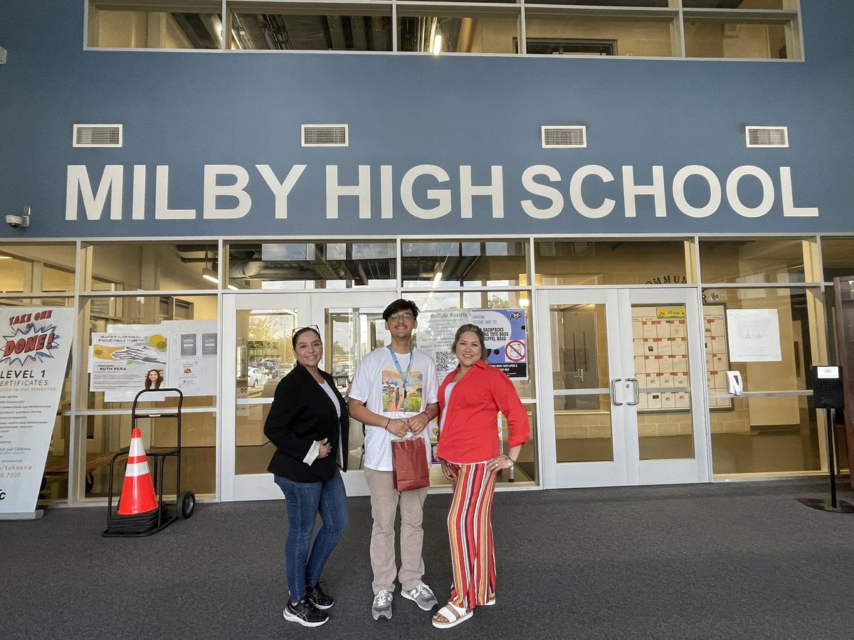 Ending the school year with such great joy in my heart to congratulate a former EB student who received, not one, but TWO of the most important national scholarships!! CONGRATS FRANCISCO, SI SE PUDO!!!!👏🥳❤️👨‍🎓🏆#firstgen #salutatorian