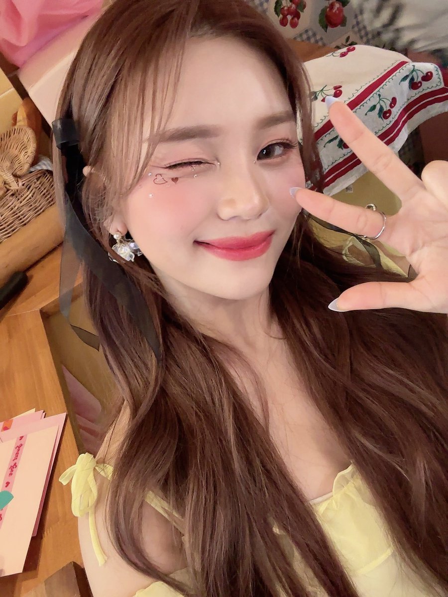 VIVIZ_official's tweet photo. [#VIVIZ] 📢

VIVIZ 공식 팬클럽 '나비 (Na.V)' 2기
모집 마감 D-3 🦋🧡

🇰🇷 : https://t.co/2xY23vMug2
🌐 : https://t.co/UdkN6IUfbo

#비비지 #엄지 #UMJI #나비 #NaV https://t.co/cgg2JUVUPc
