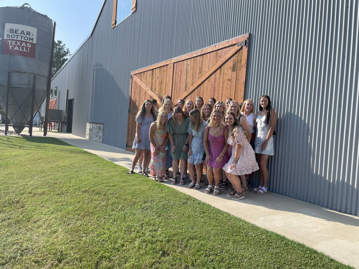 Awesome event tonight to honor the 8 teams here in Marshall, TX! Our team cleans up pretty well!! Thanks for having us @BearCreekSH

Tune in at 4pm tomorrow 🥎 We’re ready to play Championship softball! 

#D3SB | #WCWS | #texUS