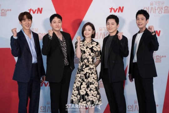 A #HospitalPlaylist sequel is reportedly in the works with #ShinWonho PD joining as Creator with another director leading the project. To tell the 20s of 5 best friends before they become doctors

entertain.naver.com/read?oid=108&a… #KoreanUpdates RZ