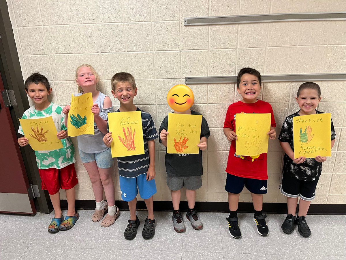 Sending High Fives to the #OakFlatProud Class of 2023 🖐🏼🐾 #seniorwalk #BSSDProud