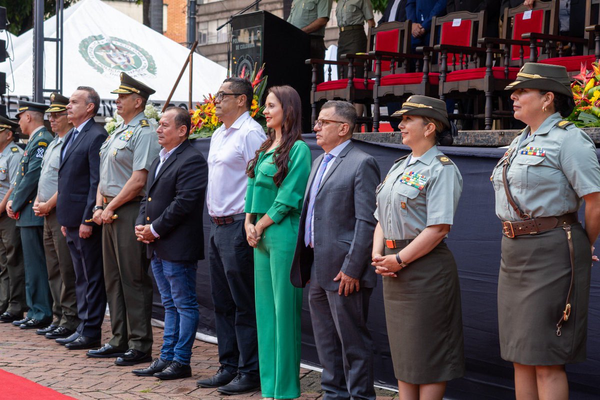 KARENZAPE's tweet photo. Acompañamos la transmisión de mando de la @PoliciaPereira la cual oficializa la bienvenida de la CR Alexandra Díaz, a la Capital del Eje @PoliciaColombia, juntos buscamos aunar esfuerzos para entregarle #más seguridad a los #pereiranos https://t.co/8ciluHsHnv