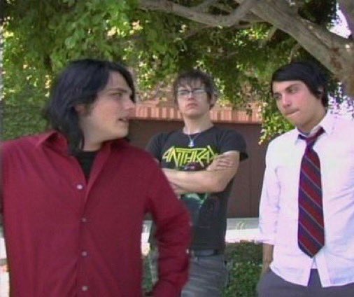 heroinesloow's tweet photo. there’s always a pics of frank and gerard in the same room and mikey has to come in and be a supervisor https://t.co/OhQTMiP2dn