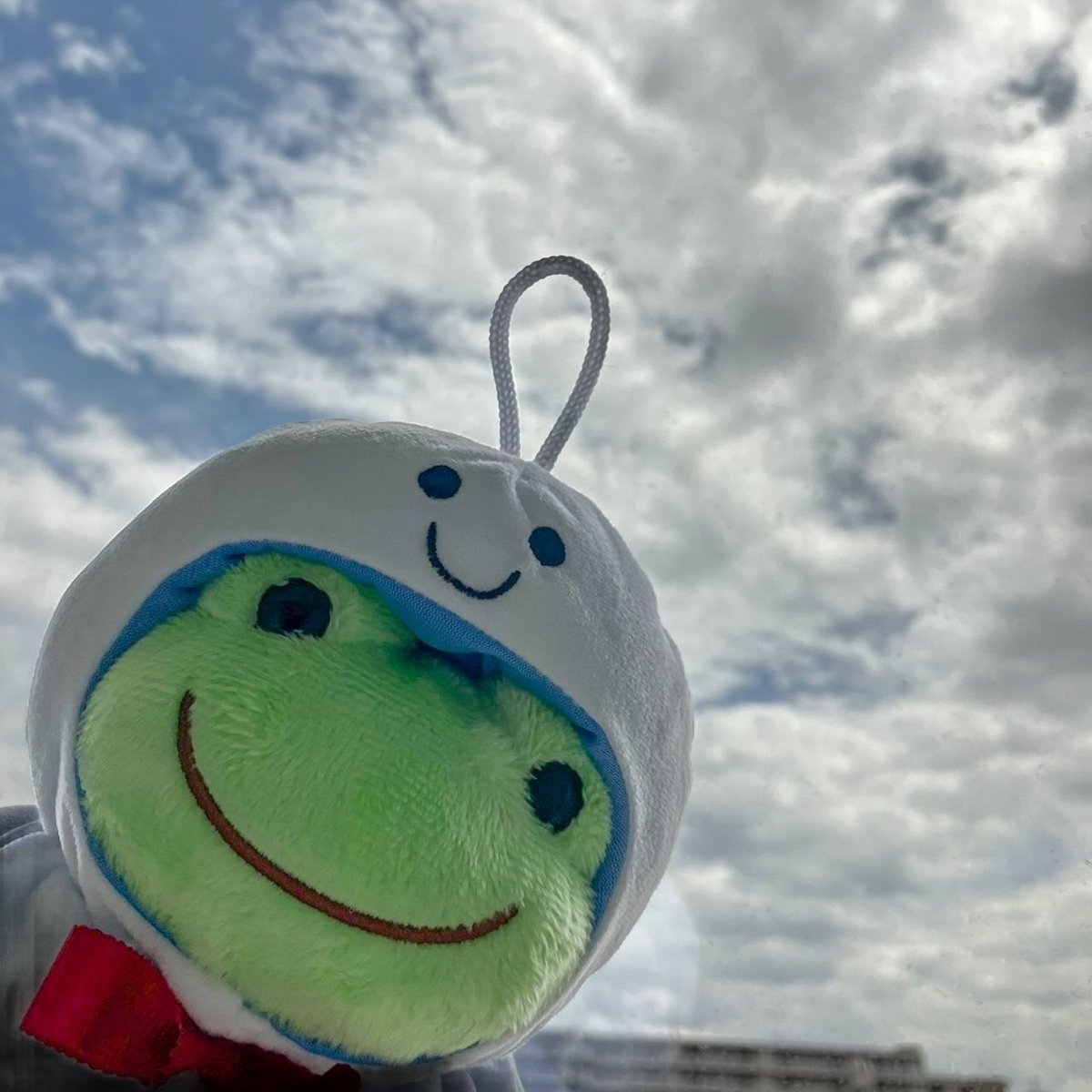 NewsPickles's tweet photo. 6月3日（土）と4日（日）の2日間、横浜マリンタワー前にピクルスのラッピングバスがやってきます！

…が、天気は雨の予報です😢
てるてる坊主と一緒に晴れることを祈りましょう☀

詳細はこちら♪
 https://t.co/1BWvoPhECC https://t.co/VteuOkvfTl