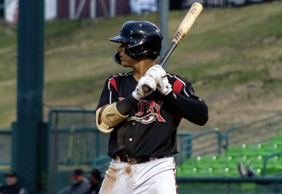 Hoy de 2-2, con anotada y dos boletos en su primer juego como catcher.

De 5-4, con tres pasaportes, un doble y dos anotadas, embasándose en 7 de sus 8 apariciones al plato.

Así termina la carrera con 16 años de Ethan Salas en Clase A.

Mañana cumple 17 años.

¡Qué talento!