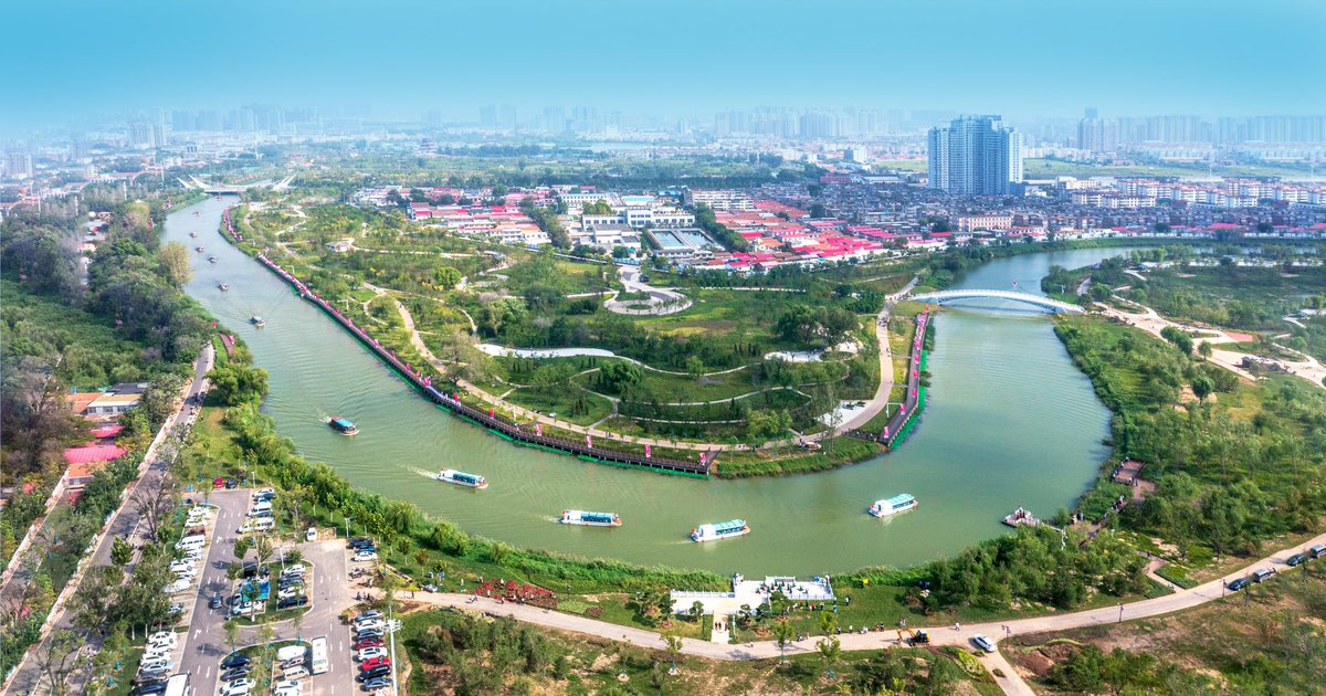 The South Canal section of China's #GrandCanal runs through the #Garden Expo from north to south, creating a "canal scenery belt."  A special plant exhibition garden was built. The natural ecological scenery of the Grand Canal and the garden-style buildings, garden flowers are