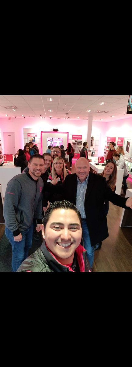 Blast from the past in the retail store with some amazing leaders @John_Rhoden1  @jennyabonce  @yes_i_cantu .Let's get another one in the books here in Kingsburg @kingsburg_cec @JonFreier #magenta #TMOBILE #uncarrier #createopportunities #growleaders #changelives @TMobile