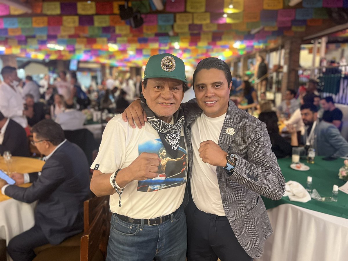 RicardoChew's tweet photo. El mejor peso ligero de todos los tiempos @robertoduranbox
¡Qué gusto verte bien y contento mi cholo querido!
#ManosDePiedra #HandsOfStone #RobertoDuran #ElCholo #BoxingLife #WBC60🔰 #WBC60Years #WBC60thAnniversaryCelebration https://t.co/AJMAHvxfgb