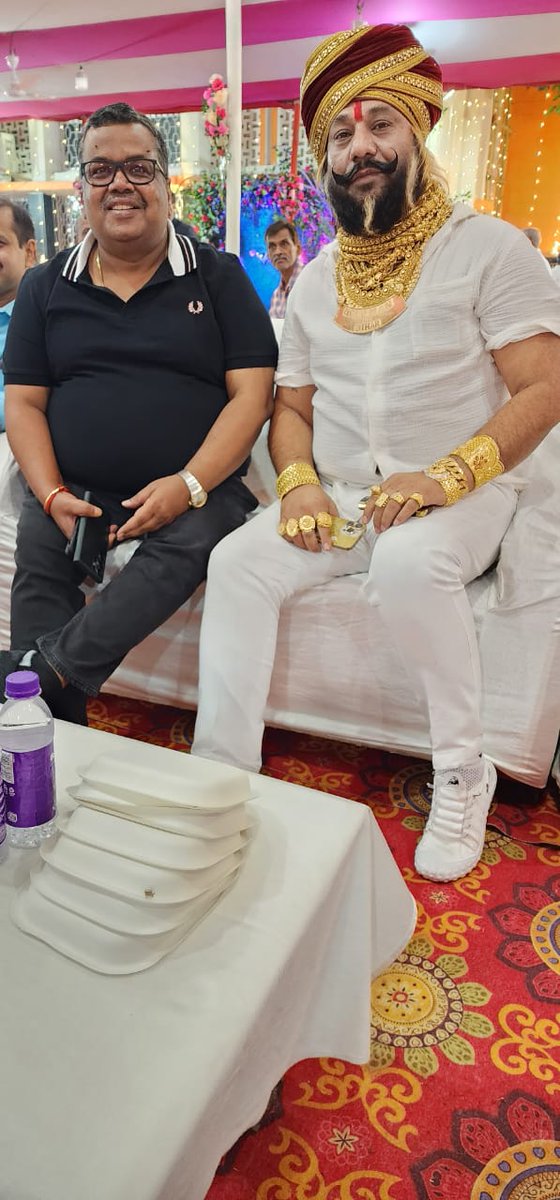 Gyaneshwar_Jour's tweet image. मुनाफे का हिसाब ऐसे भी लगाते हैं. पिछले महीने एक शादी में #GoldManOfBihar कहे जाने वाले #PremSingh मिले थे. 5 किलो सोना पहनते हैं और पटना की सड़कों पर घूमते रहते हैं. जब उन्होंने ये बताया, पिछले 5 महीने में बैठे - बिठाए 30 लाख रुपये का मुनाफा कमाया है, तो मैं चौंक गया. कैसे ?…