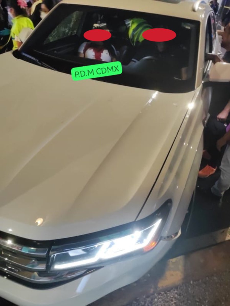 siete_letras's tweet photo. #ÚLTIMAHORA:

Acribillan a Odely, sobrina de Pancho Cayagua (fundador de la Unión) y a Adrián, el Pecas, cuando iban en esta camioneta por Congreso, @TuAlcaldiaGAM.

Odely tenía unas micheladas en #Tepito. https://t.co/ncJGSuY90j