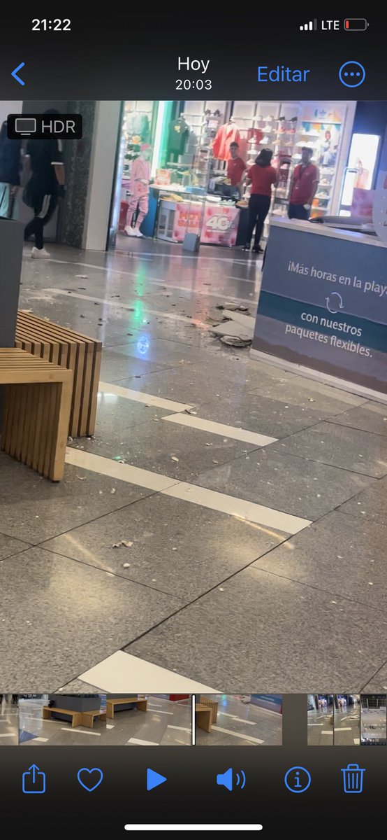 lfehcruzazul's tweet photo. Se cae plafón del techo de parque tezontle, tengan cuidado ahora en las compras de hot sale 😥 mejor en línea o eviten esta plaza https://t.co/6MBoE0Pipm