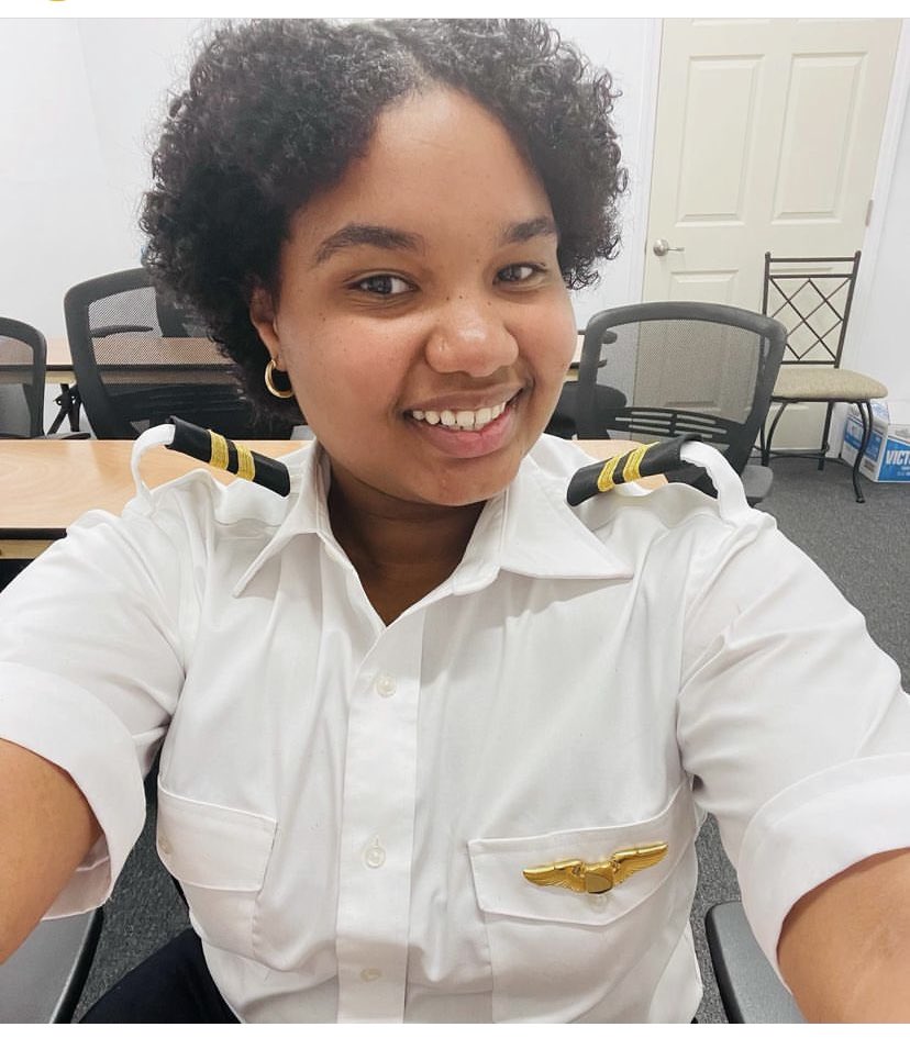 2/Enfant, j'avais un rêve que je nourrissais d'espoir de devenir la première femme congolaise ou africaine à faire le tour du monde en avion.
Cette aventure, aussi risquée soit-elle, me tient à cœur, après de nombreuses années de préparation, de sacrifices, d'abnégation et