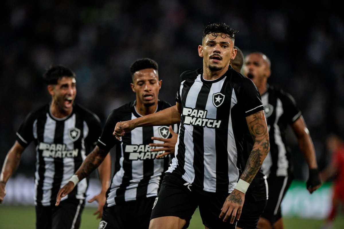 informafogo's tweet photo. O Tiquinho Soares ter perdido um pênalti decisivo é muito injusto e triste. O que esse cara jogou contra o Athletico Paranaense nos dois jogos, é digno de aplausos.

Temos um craque no time. O futuro é valioso. https://t.co/mgRRk2b6zI