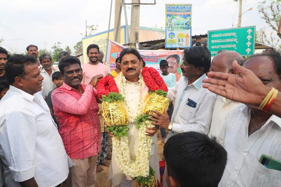 KadakKolara's tweet image. ಬಂಗಾರಪೇಟೆ ಕ್ಷೇತ್ರದ ಜನಪ್ರಿಯ ಶಾಸಕರಾದ ಎಸ್ ಎನ್ ನಾರಾಯಣಸ್ವಾಮಿ ಕೆ ಎಂ ಅವರಿಗೆ ಜನ್ಮ ದಿನದ ಶುಭಾಶಯಗಳು.

#happybirthday #snnarayanaswamykm #snnarayanaswamy #bangarapete #MLA #kgf #kolargoldfields #mulabagilu #srinivasapura #maluru #kolara #nammakolara #Kannada #karnataka #KadakKolara