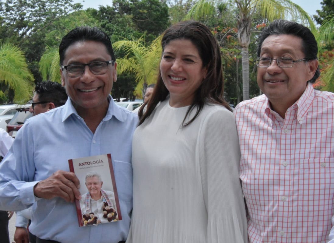 Siempre un gusto como docente saludar al Secretario de Educación en el Estado <a href="/GorocicaCarlos/">Carlos Gorocica</a> <a href="/EducacionQR/">SEQ Educación</a> y a la Sub-Secretaria de Educación Media Superior y Superior <a href="/xochiltcarmona/">xochilt carmona</a> Ex-directora del <a href="/TecNM_Cancun/">@TecNM_Cancun</a> en un transcendental evento para la #EducaciónSuperiorADistancia