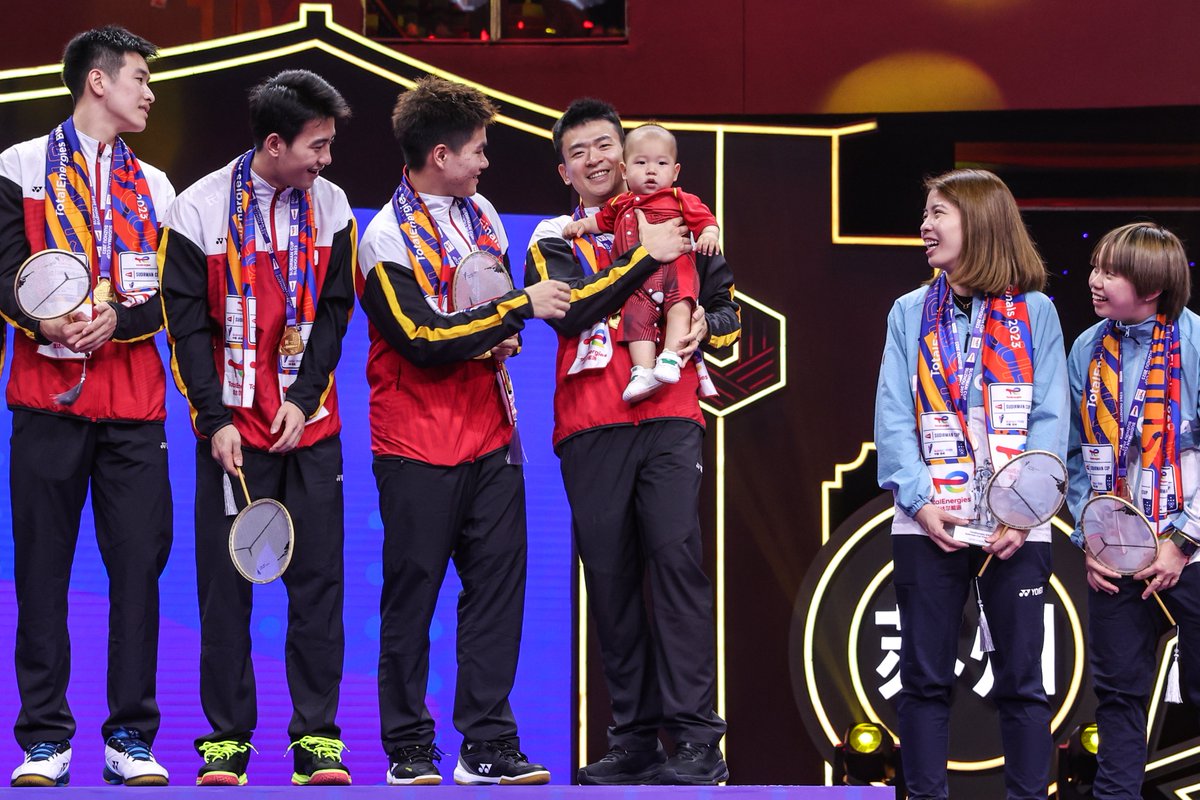 Team China 🇨🇳 has a new star attraction. 👶😍

#Suzhou2023 #SudirmanCupFinals