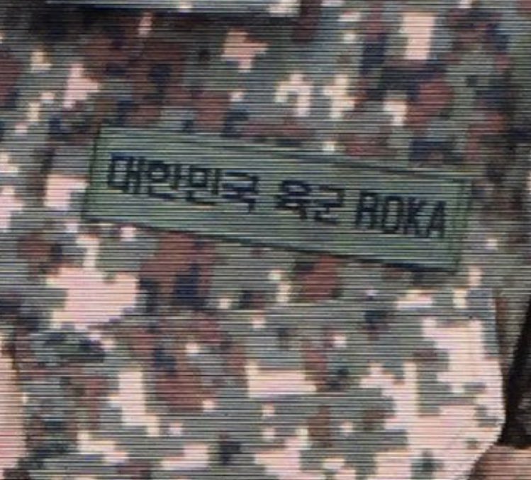[PICS] 230601

Tulisan yang tertera di seragam militernya Jongin :

“Angkatan Darat Korea Selatan ROKA”

#AlwaysHereForJongin
#카이  #KAI
#엑소카이 #김종인

© KAI_HEART_114